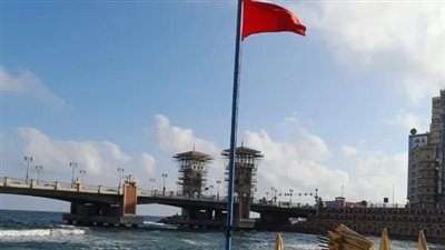 رفع الرايات الحمراء ومنع نزول البحر في شواطئ العجمي بالإسكندرية | بث مباشر
