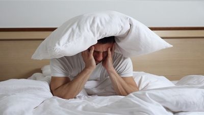 يسبب الأرق.. خبراء يحذرون من تأثير ضوء الهواتف المحمولة