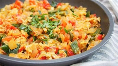 بمكونات مغذية.. طريقة عمل الشكشوكة بالبيض للشيف الشربيني المقلي والمسلوق