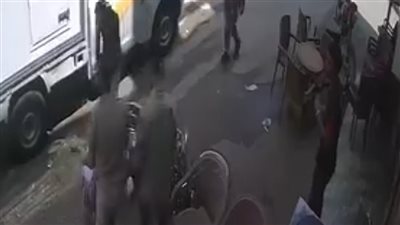 شهامة سائق تحصد إعجاب الآلاف.. أنقذ فتاة من محاولة سرقة مسلحين حقيبتها بالفيوم | فيديو