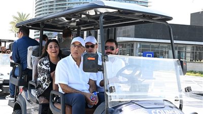 مدبولي يتفقد المنطقة الترفيهية بجوار الأبراج الشاطئية في العلمين الجديدة