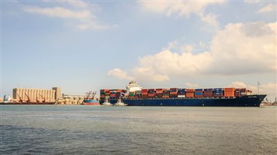 ميناء دمياط يستقبل 10 سفن و195 حاوية مكافئة