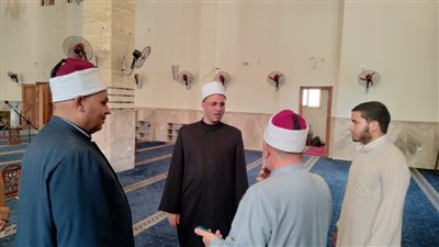 مكافأة لمؤذن لاهتمامه بنظافة وصيانة المسجد وإشرافه على حلقات التحفيظ بالعبور