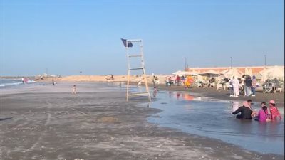 شواطئ بورسعيد تواصل رفع الرايات السوداء بالتزامن مع ارتفاع الأمواج|بث مباشر 