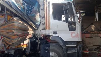 مصرع شخص وإصابة 9 آخرين إثر تصادم تريلا بعدة سيارات بصحراوي البحيرة | بث مباشر 