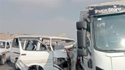 تسبب في وفاة 3 أشخاص.. التحقيق في حادث تصادم ميكروباص وتريلا بطريق السويس الصحراوي