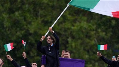 بطل أولمبي يطلب السماح من زوجته بعد فقدان خاتم زواجه في نهر السين.. ما القصة؟