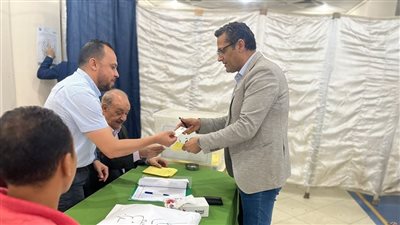 مع بدء الانتخابات.. نقيب الصحفيين يدلي بصوته في صندوق التكافل