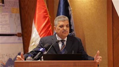 رئيس قناة السويس: العوائد الدولارية ارتفعت 27% خلال نوفمبر الجاري.. وأعداد السفن زادت 15% 