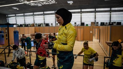 فخورة بارتداء الحجاب.. لاعبة ملاكمة أسترالية تنتقد منع فرنسا للحجاب بـ أولمبياد باريس