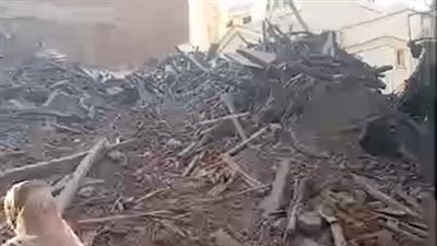 قديم وغير مأهول بالسكان.. رفع أنقاض منزل المنصورة المنهار | بث مباشر