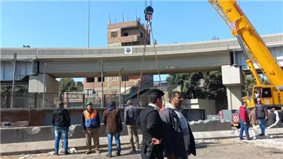 رفع وتركيب كوبري مشاة مستشفى الإصابات في أسيوط بوزن 20 طن