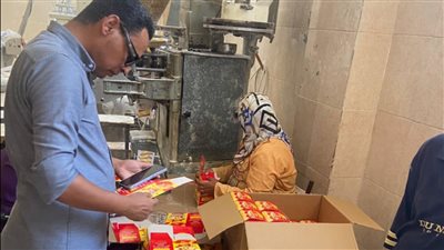 ضبط مصنع إنتاج وتعبئة مواد غذائية بدون ترخيص في الإسكندرية