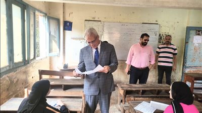 مدير تعليم القاهرة يتابع امتحانات الدور الثاني للشهادة الإعدادية.. ويؤكد: الامتحان في مستوى الطالب المتوسط