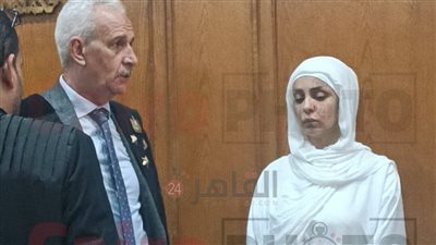 بالأبيض.. أول ظهور لـ مضيفة الطيران المتهمة بقتل ابنتها داخل محكمة الاستئناف| صور