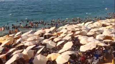 على الرغم من رفع الرايات الصفراء.. إقبال كبير من المصطافين على شواطئ الإسكندرية وقت الغروب|بث مباشر 