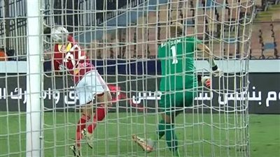 إمام عاشور يسقط على أرض الملعب عقب ارتطام الكرة بوجهه بمباراة الأهلي وسيراميكا