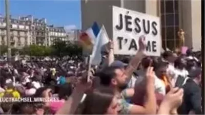 طوفان بشري في شوارع فرنسا تنديدًا بمحاكاة العشاء الأخير