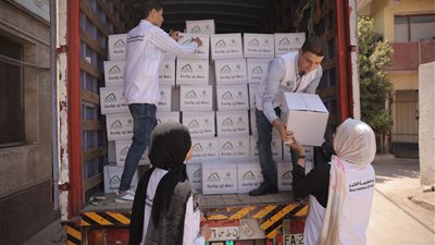 أبو هشيمة الخير توزع الآلاف من كراتين المواد الغذائية ببني سويف ضمن حملة إيد واحدة