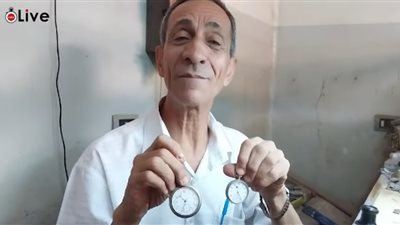 عم هاني أقدم ساعاتي في سوهاج: وارثها عن والدي.. والمهنة قربت تختفي|صور وفيديو