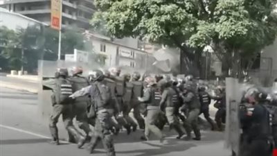 بعد إعلان فوز مادورو بولاية جديدة.. مظاهرات للمعارضة وأعمال شغب ومواجهات مع قوات الأمن في فنزويلا 