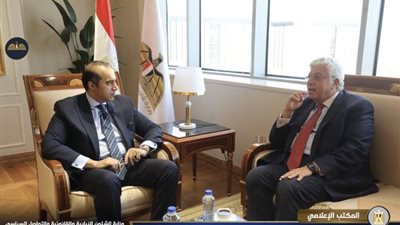 وزير الشئون النيابية يسلم نسخة من توصيات الحوار الوطني لوزير التعليم العالي