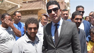 خلال جولة بمركز دار السلام.. عامل يخترق موكب نائب محافظ سوهاج: عايز بيت أسكن فيه| صور