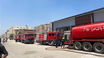 السيطرة على حريق مصنع جواهر مول بجسر السويس في القاهرة| صور