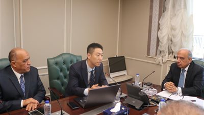 وزير الكهرباء يبحث إضافة قدرات جديدة من الطاقات المتجددة وتطوير الشبكة القومية الموحدة 