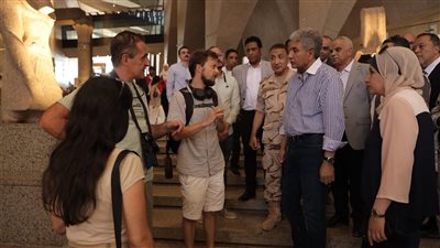 وزير السياحة يلتقي مجموعة سياح خلال زيارتهم للمتحف المصري الكبير | صور 