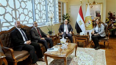 وزيرة التنمية المحلية تبحث مع رئيس الرقابة المالية تعظيم الاستفادة من الحلول التمويلية