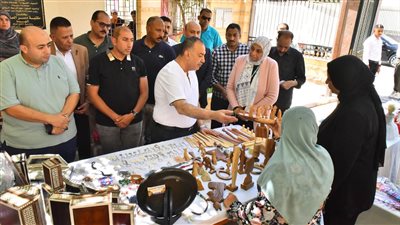 محافظ أسيوط يتفقد معرض الأسر المنتجة وورش عمل الأطفال بمكتبة مصر العامة بحي شرق