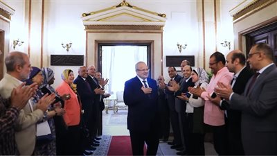 في آخر يوم له رئيسًا لجامعة القاهرة.. منتسبو الجامعة ينظمون ممرا شرفيا لـ الخشت