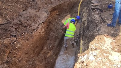 إصلاح عطل مفاجئ في خط مياه الشرب الرئيسي بقرية تزمنت الشرقية ببني سويف 