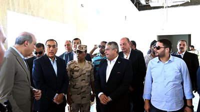 مدبولي: نهتم باستكمال مشروعات المحاور والطرق لجذب الاستثمارات 