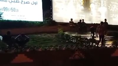 حولوا عقاربها لمرجيحة.. استياء أهالي قنا من إهمال ميدان الساعة: الصغار يستخدمونها ملاهي| فيديو 