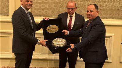 الاتحادان المصري والعربي للتأمين والرقابة المالية تكرم محمد معيط وزير المالية السابق 