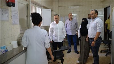 محافظ أسيوط يحيل بعض العاملين بمركز علاج الفيروسات الكبدية للتحقيق