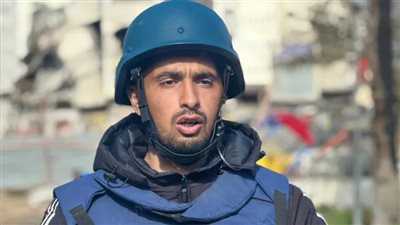 رأس منفصلة وسترة مهشمة.. من هو الصحفي الفلسطيني إسماعيل الغول بعد استشهاده؟