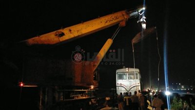 بعد الدفع بالمعدات الثقيلة وونش عملاق.. رفع جرار قطار طوخ طنبشا وعودة الحركة لطبيعتها