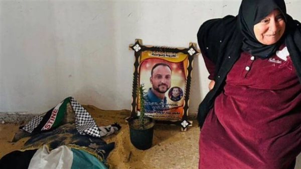 جدة تدفن حفيدها بجوارها