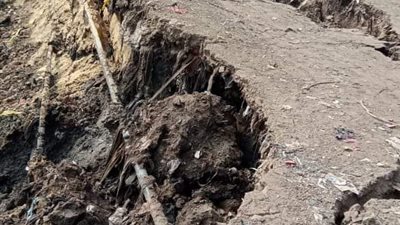 هبوط أرضي بسبب انفجار خط مياه بقرية عشما بالمنوفية | صور