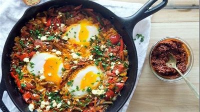 طريقة عمل الشكشوكة الفلسطينية واللبنانية.. تختلفان عن المصرية في شكل البيض 