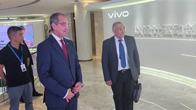 وزير الاتصالات يناقش إمكانية توسع فيفو بمصر للتصدير وتنفيذ كابلات الألياف الضوئية
