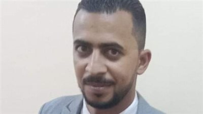 محافظ الوادى الجديد يصرف مكافأة لعامل دليفري عثر على مبلغ مالي وأعاده لصاحبه