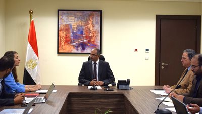 نائب وزير الإسكان والمدير الإقليمي للوكالة الفرنسية يبحثان فرص التعاون ومتابعة تنفيذ المشروعات