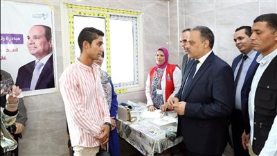 شاب يدعو محافظ الشرقية لحضور زفافه.. والأخير: هبعت لك ورد | صور