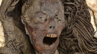 باستخدام الأشعة المقطعية.. علماء يحددون سبب وفاة المومياء الصارخة في مصر القديمة