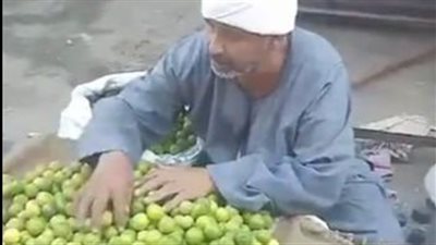 حكاية عم شعبان أشهر بائع كفيف بقنا: بقالي 40 سنة في السوق.. ومحتاج كشك| بث مباشر 