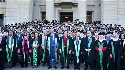 رئيس جامعة القاهرة يشهد حفل تخريج دفعة جديدة من كلية الحاسبات والذكاء الاصطناعي| صور 